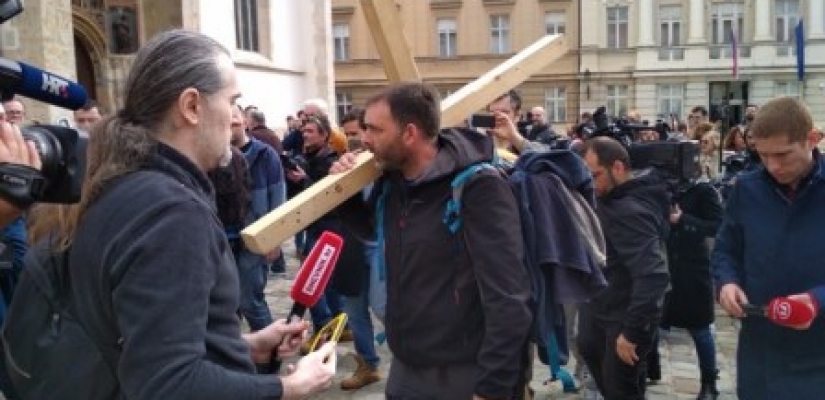 SAŠA PAVLIĆ S KRIŽEM DOPJEŠAČIO DO SASTANKA S PREMIJEROM I MINISTROM ZDRAVSTVA 